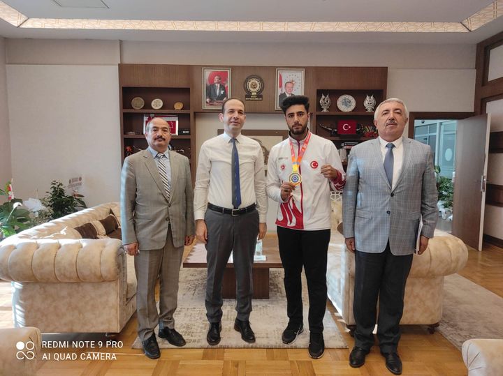 Kick Boks Turnuvasında şampiyon olan Sadin Şahin, Kaymakamımız Osman Uğurlu’yu ziyaret etti.